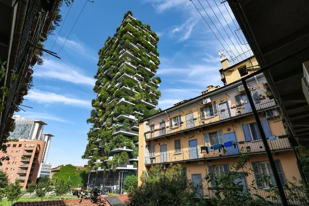 Unicredit And Bosco Verticale - Little House Милан